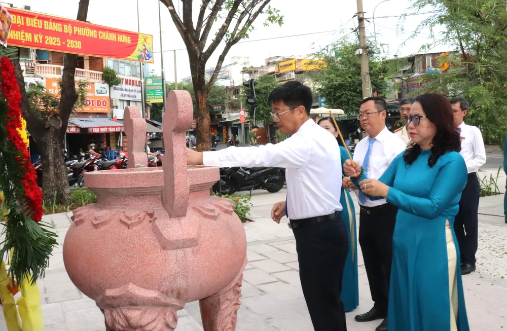 Lãnh đạo phường Chánh Hưng dâng hương tại bia tưởng niệm IMG_3735.JPG