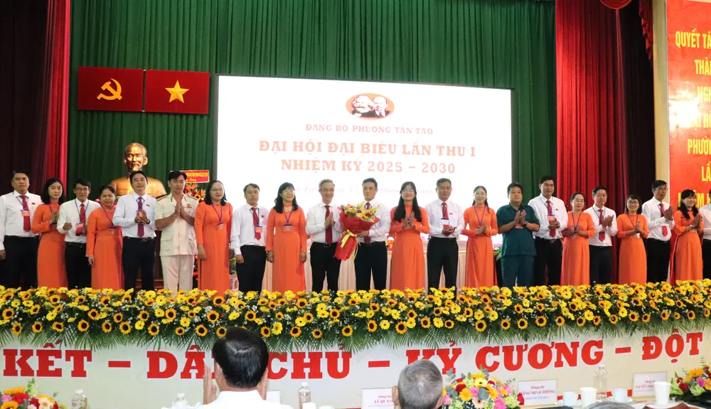 Phó Bí thư Thành ủy TPHCM Đặng Minh Thông chúc mừng Ban Chấp hành Đảng bộ phường Tân Tạo IMG_3775.JPG