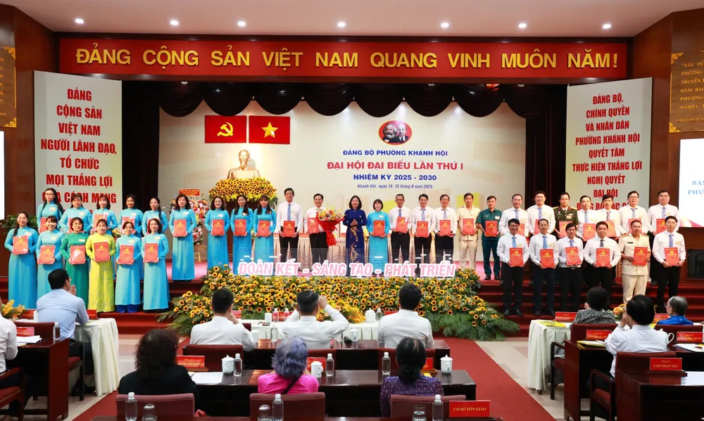 Đồng chí Trương Thị Bích Hạnh chúc mừng Ban Chấp hành Đảng bộ phường Khánh Hội Hinh 1.jpg