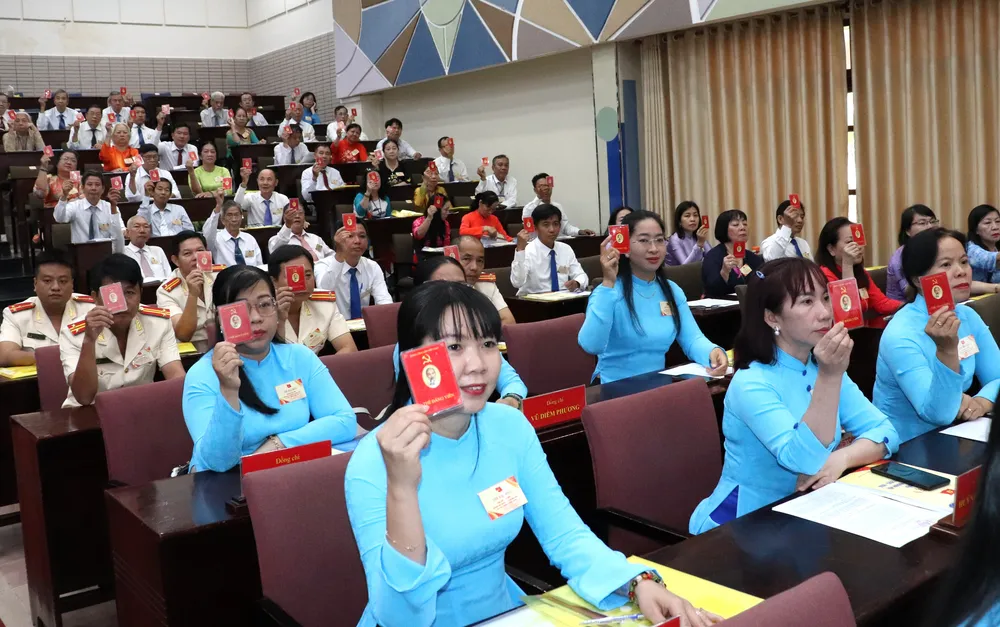 Đại biểu biểu quyết tại đại hội IMG_3783.JPG