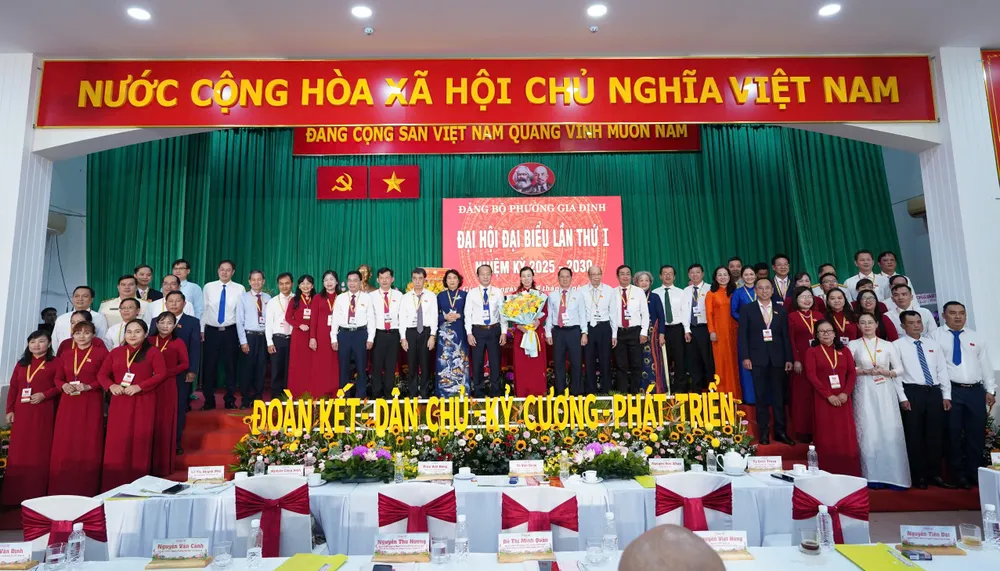 Đồng chí Võ Văn Dũng chúc mừng Ban Chấp hành Đảng bộ phường Gia Định Hinh 1.jpg