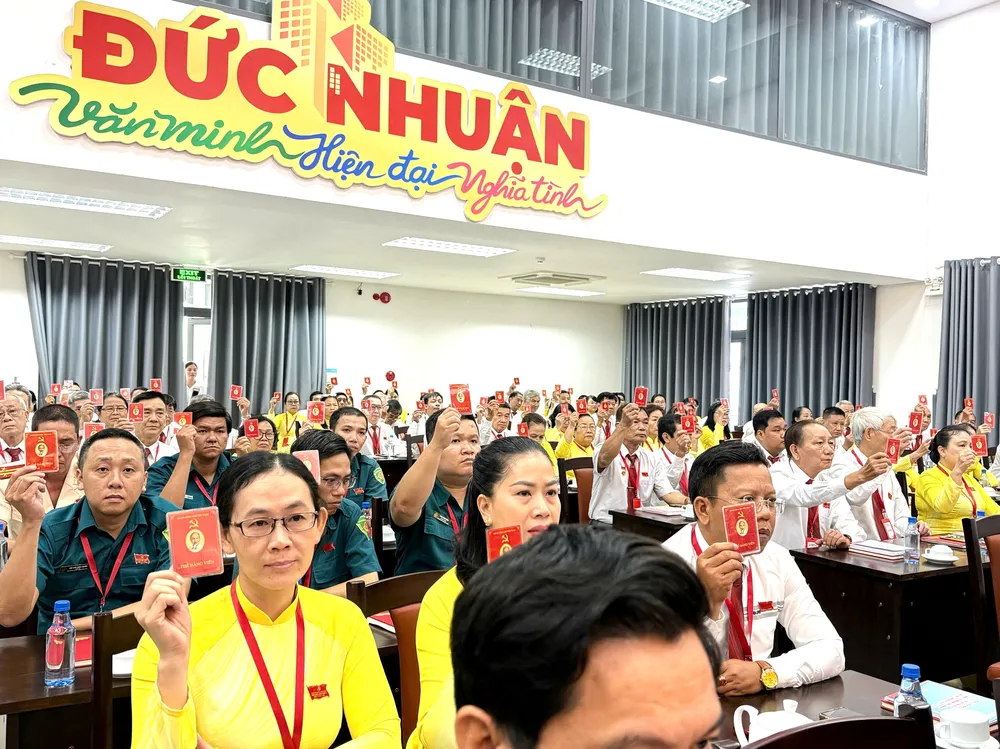 Đại biểu biểu quyết tại đại hội hinh 1.jpg