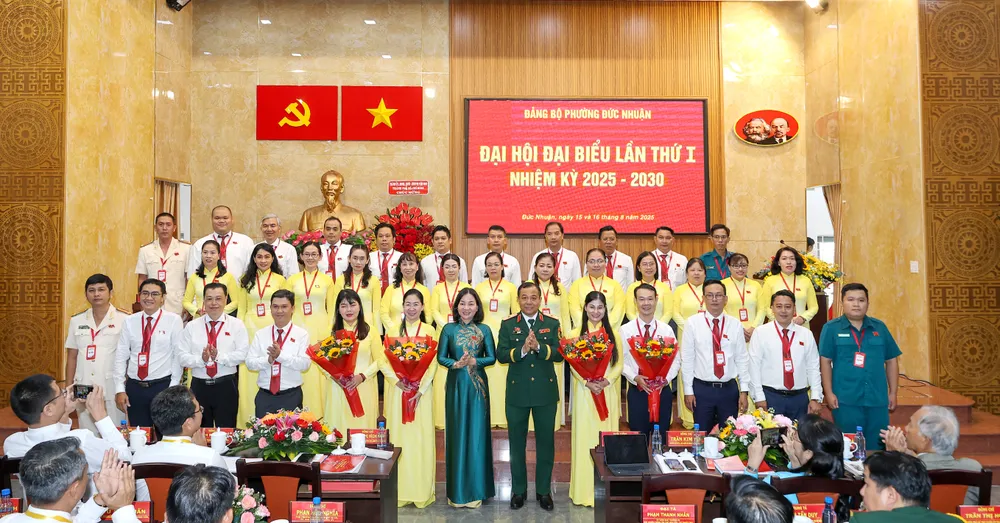 Đồng chí Trương Thị Bích Hạnh và Thiếu tướng Vũ Văn Điền chúc mừng các đồng chí trong Ban Chấp hành Đảng bộ phường Đức Nhuận Hinh 3.jpg