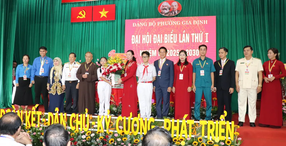 Khối đại đoàn kết phường Gia Định chúc mừng đại hội IMG_3812.JPG