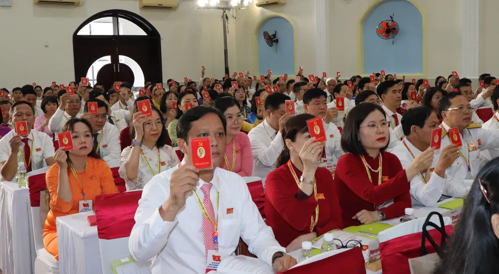 Đại biểu biểu quyết tại đại hội IMG_3814.JPG