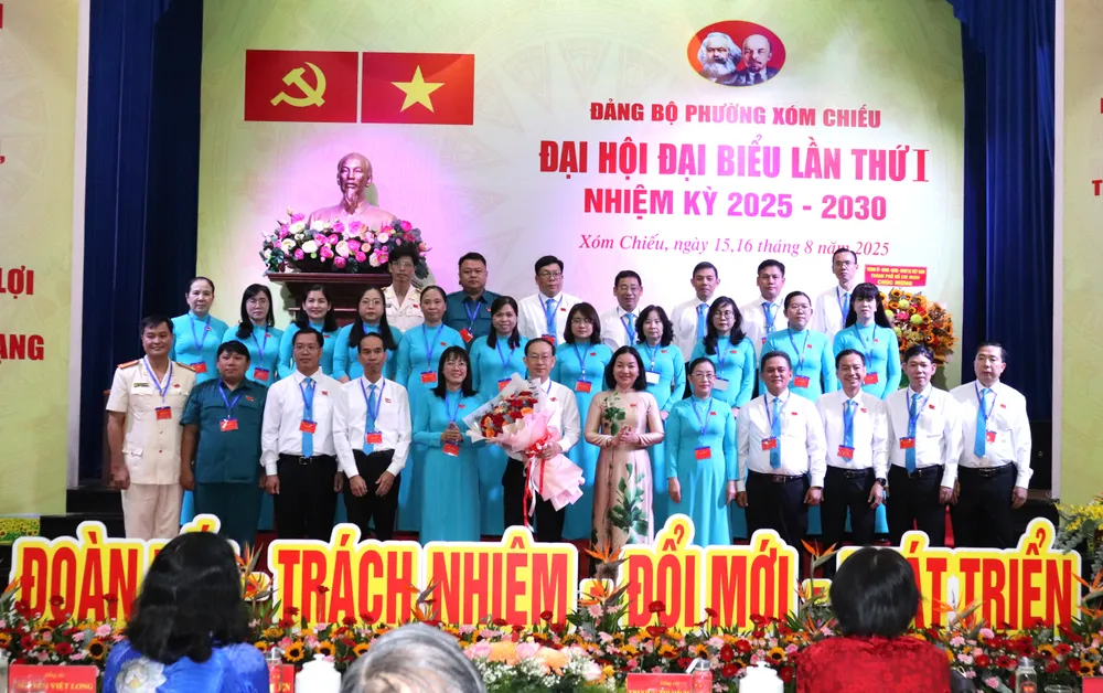 Đồng chí Trương Thị Bích Hạnh chúc mừng các đồng chí trong Ban Chấp hành Đảng bộ phường Xóm Chiếu IMG_3855.JPG