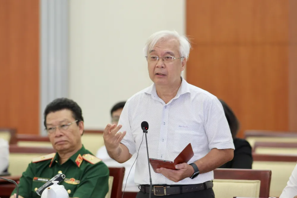 PGS-TS Phan Thanh Bình, Phó Chủ tịch không chuyên trách Ủy ban MTTQ Việt Nam TPHCM góp ý. Ảnh: DŨNG PHƯƠNG Hinh 1.jpg