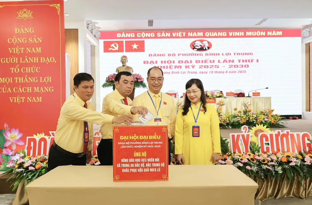 Đại biểu tham dự Đại hội đại biểu Đảng bộ phường Bình Lợi Trung lần thứ I (phiên trù bị) đóng góp ủng hộ đồng bào khắc phục hậu quả mưa lũ Hinh 2.jpg