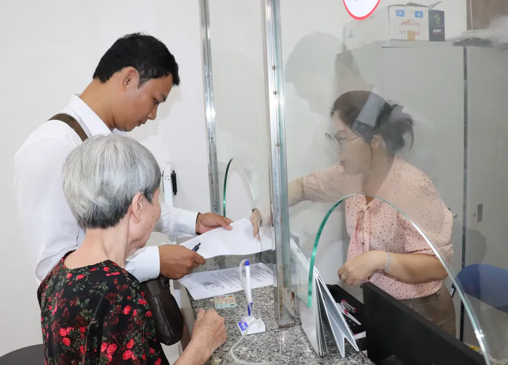 Người dân đến giao dịch tại Trung tâm phục vụ hành chính công phường Bình Lợi Trung IMG_3694.JPG