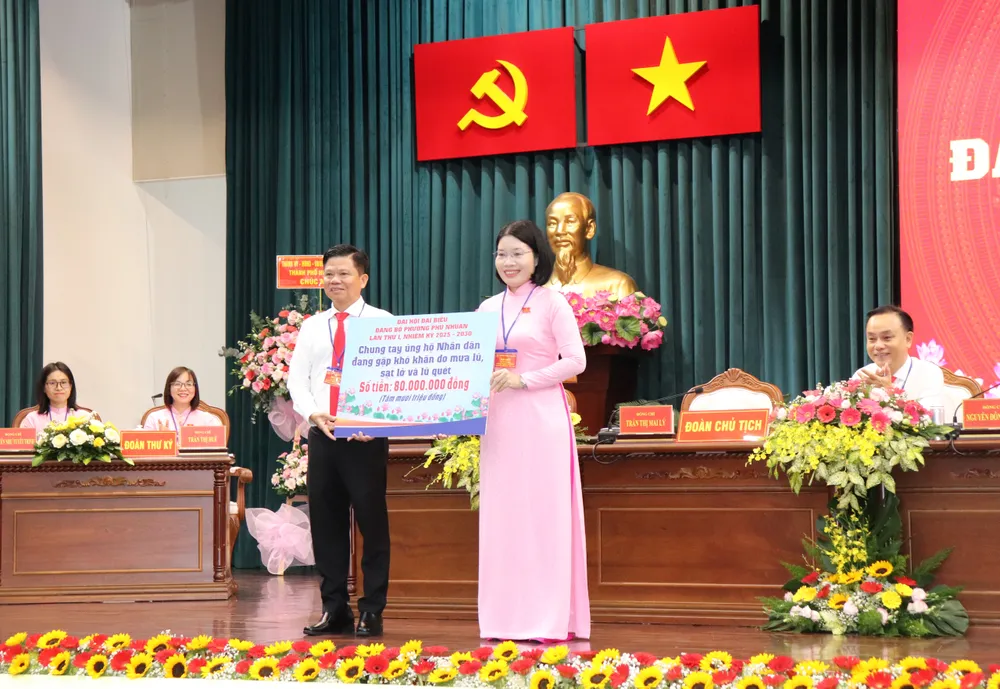 Trao biểu trưng số tiền 80 triệu đồng ủng hộ nhân dân gặp khó khăn do mưa lũ IMG_3863.JPG