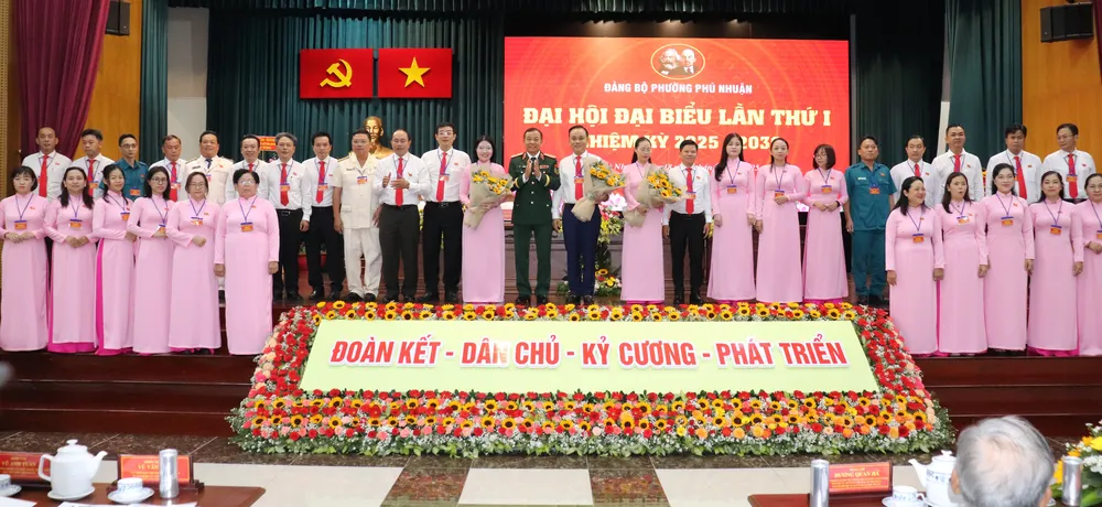 Thiếu tướng Vũ Văn Điền, Tư lệnh Bộ Tư lệnh TPHCM tặng hoa chúc mừng Ban Chấp hành Đảng bộ phường Phú Nhuận IMG_3890.JPG