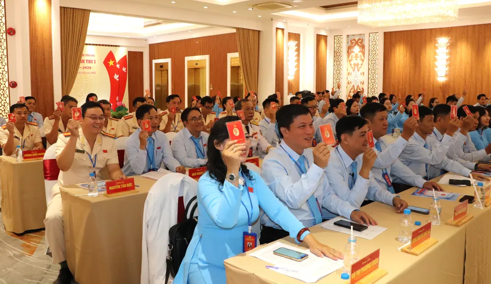 Đại biểu biểu quyết tại đại hội IMG_3903.JPG