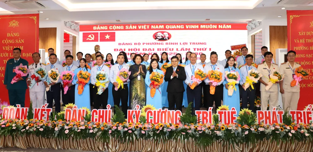 Đồng chí Nguyễn Chí Trung tặng hoa chúc mừng Ban Chấp hành Đảng bộ phường Bình Lợi Trung nhiệm kỳ 2025-2030 IMG_3916.JPG