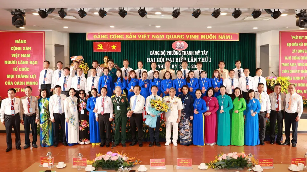 Đồng chí Tạ Quốc Trung chúc mừng Ban Chấp hành Đảng bộ phường Thạnh Mỹ Tây nhiệm kỳ 2025-2030. Ảnh: LÊ VŨ Hinh 1.jpg