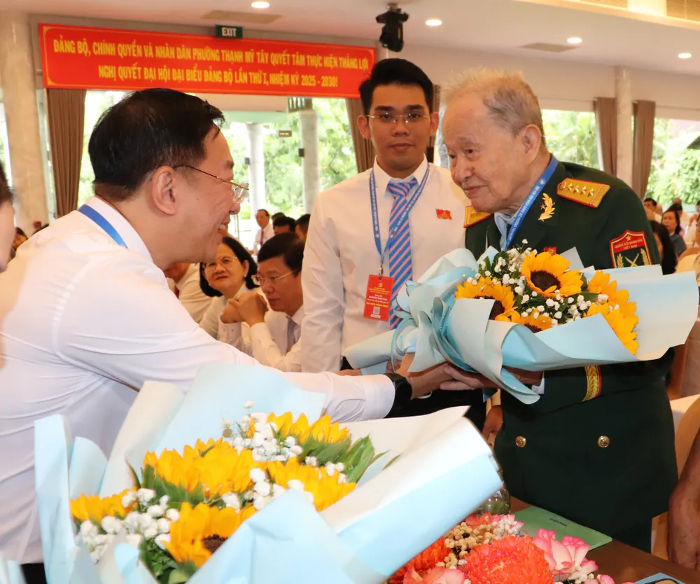 Bí thư Đảng ủy phường Thạnh Mỹ Tây Lê Trần Kiên tặng hoa tri ân Anh hùng Lực lượng vũ trang nhân dân IMG_3926.JPG