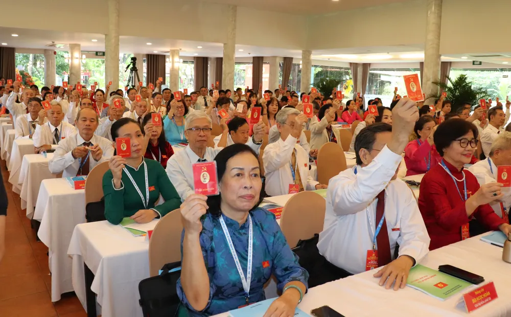 Đại biểu biểu quyết tại đại hội IMG_3936.JPG