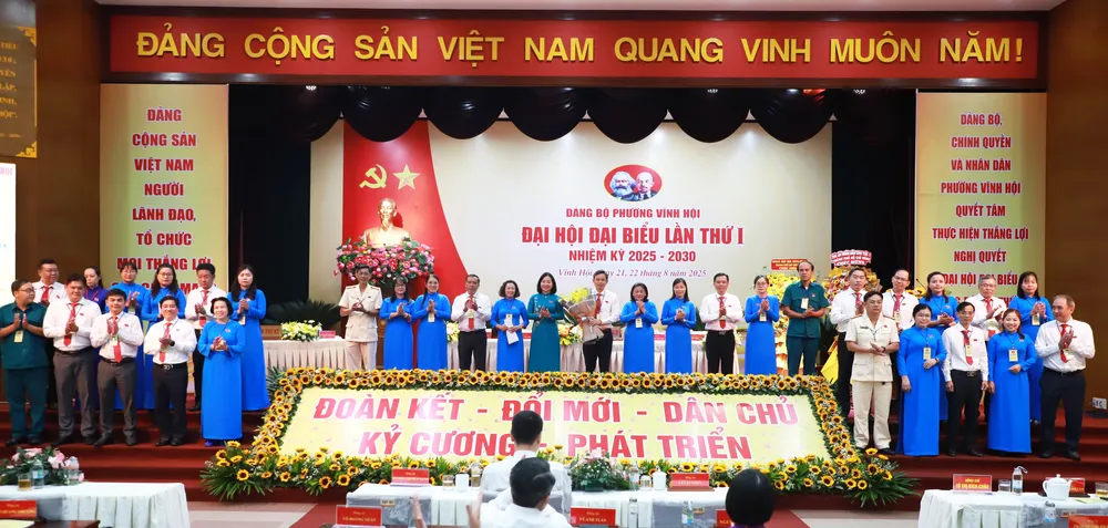 Đồng chí Trương Thị Bích Hạnh chúc mừng Ban Chấp hành Đảng bộ phường Vĩnh Hội nhiệm kỳ 2025-2030 Hinh 1.jpg