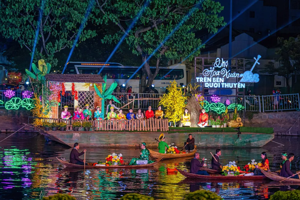 Nét đặc trưng lễ hội Chợ hoa xuân “Trên bến dưới thuyền" của phường Phú Định Hoat Canh Don Ca Tai Tu - Huynh Thu.JPG