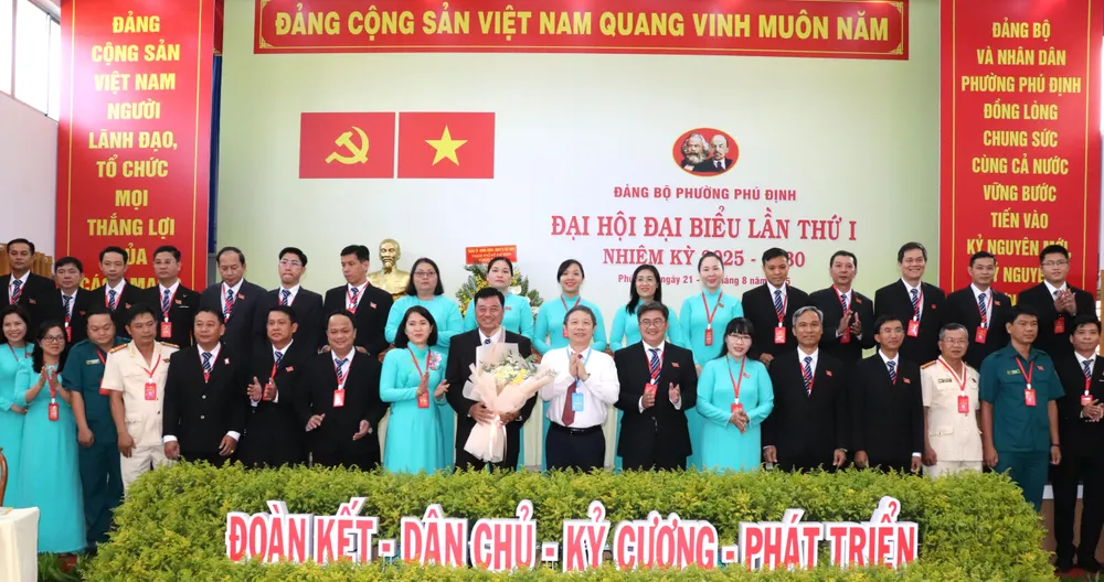 Đồng chí Dương Anh Đức chúc mừng Ban Chấp hành Đảng bộ phường Phú Định nhiệm kỳ 2025-2030 IMG_3990.JPG