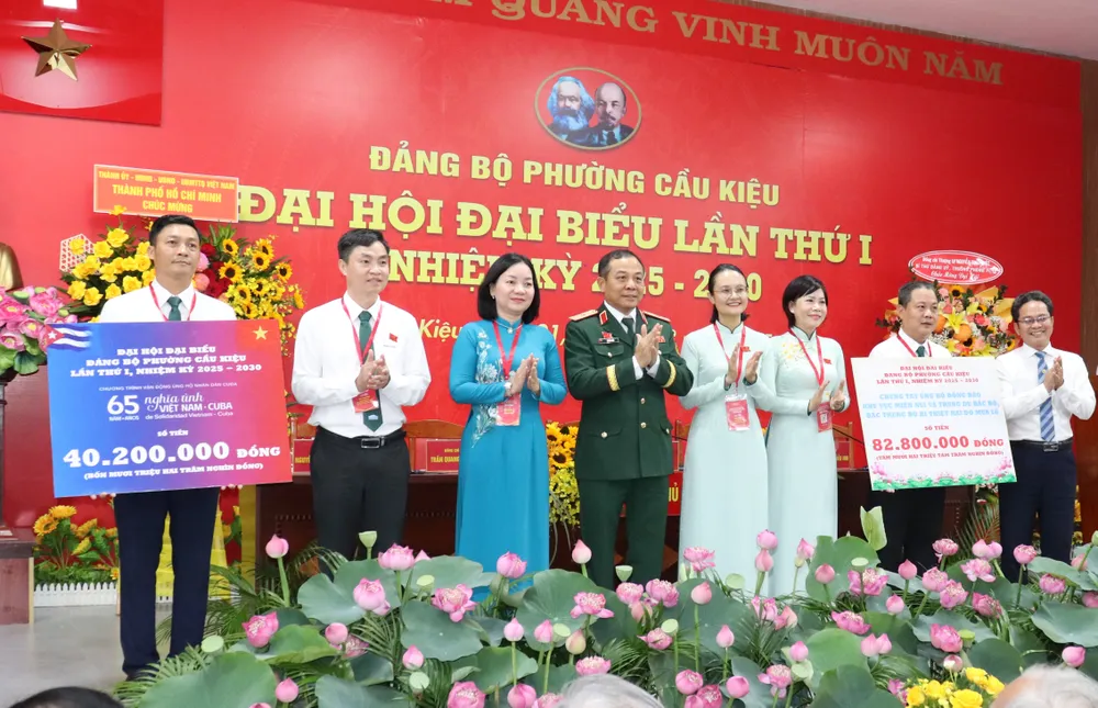 Tại chương trình đã trao bảng tượng trưng ủng hộ người dân các tỉnh bị ảnh hưởng bởi thiên tai và ủng hộ Nhân dân Cuba IMG_4005.JPG