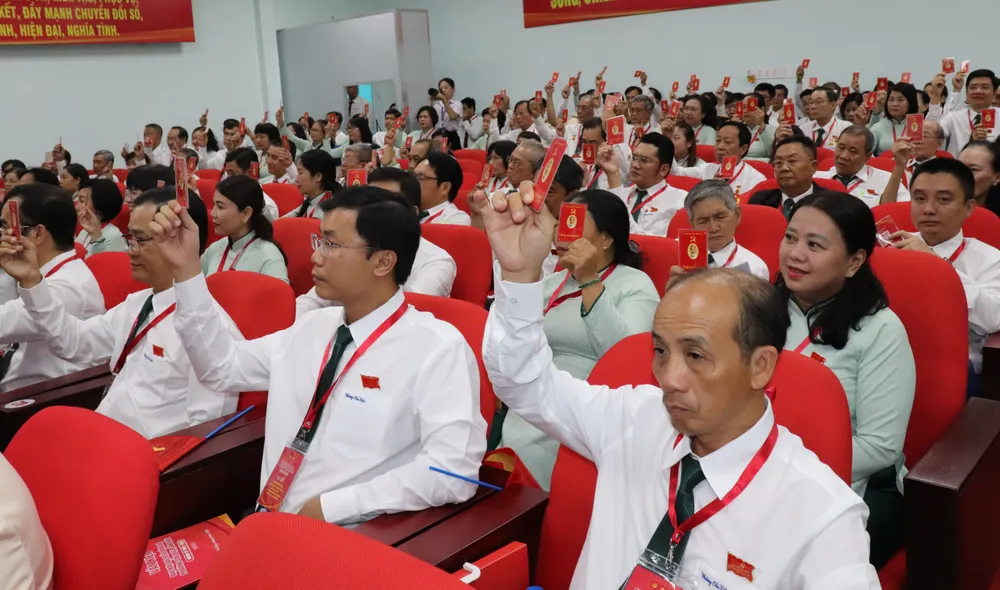 Đại biểu biểu quyết tại đại hội IMG_4008.JPG