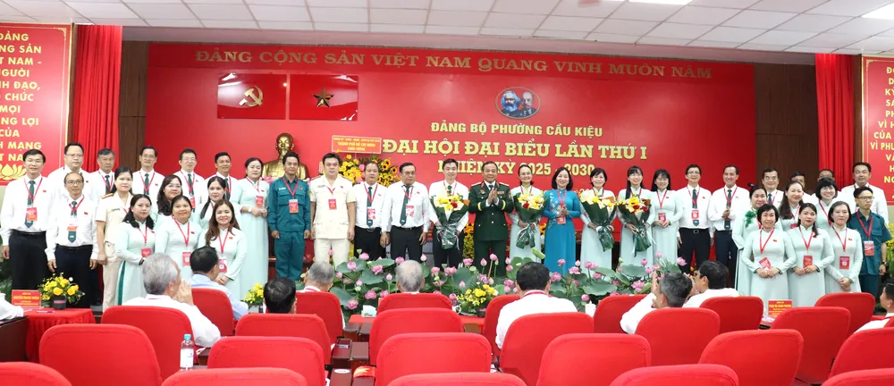 Đồng chí Trương Thị Bích Hạnh và Thiếu tướng Vũ Văn Điền chúc mừng Ban Chấp hành Đảng bộ phường Cầu Kiệu nhiệm kỳ 2025-2030 IMG_4020.JPG