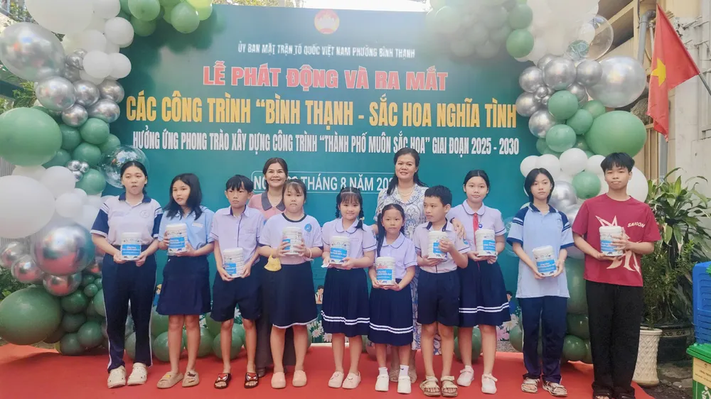 Phường Bình Thạnh tặng quà trẻ em tại lễ phát động "Bình Thạnh - Sắc hoa nghĩa tình" Hinh BT 6.png