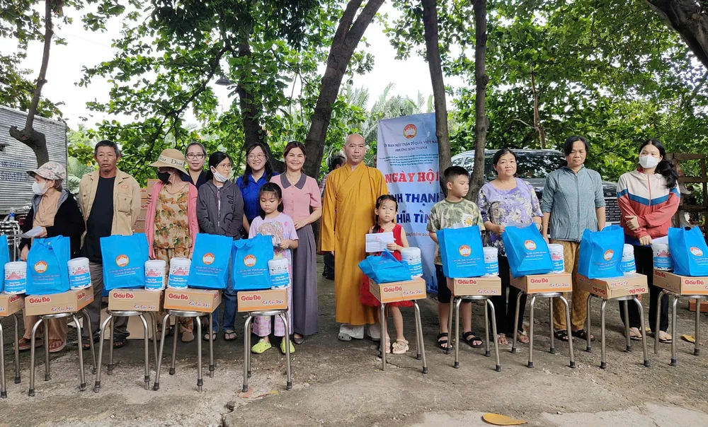 Trao quà cho người dân và thiếu nhi có hoàn cảnh khó khăn Hinh BT.jpg