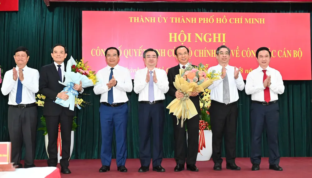 Thường trực Thành ủy TPHCM tặng hoa chúc mừng đồng chí Nguyễn Văn Nên và đồng chí Trần Lưu Quang. Ảnh: VIỆT DŨNG Hinh 2.jpg