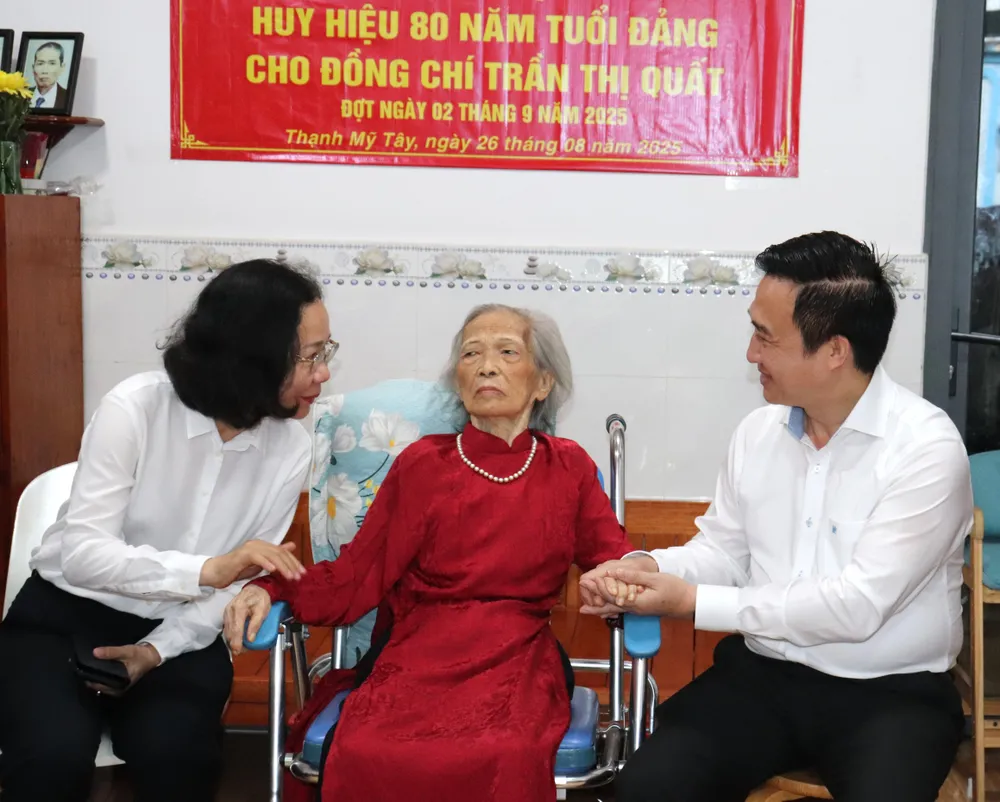 Phó Bí thư Thành ủy TPHCM Đặng Minh Thông ân cần trò chuyện cùng đồng chí Trần Thị Quất IMG_4057.JPG