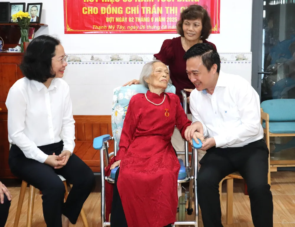 Phó Bí thư Thành ủy TPHCM Đặng Minh Thông ân cần thăm hỏi tình hình sức khỏe, sinh hoạt hàng ngày của đồng chí Trần Thị Quất IMG_4104.JPG