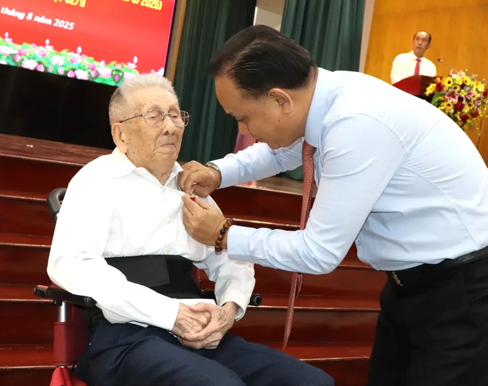 Đảng viên vinh dự nhận Huy hiệu Đảng đợt 2-9 IMG_4127.JPG