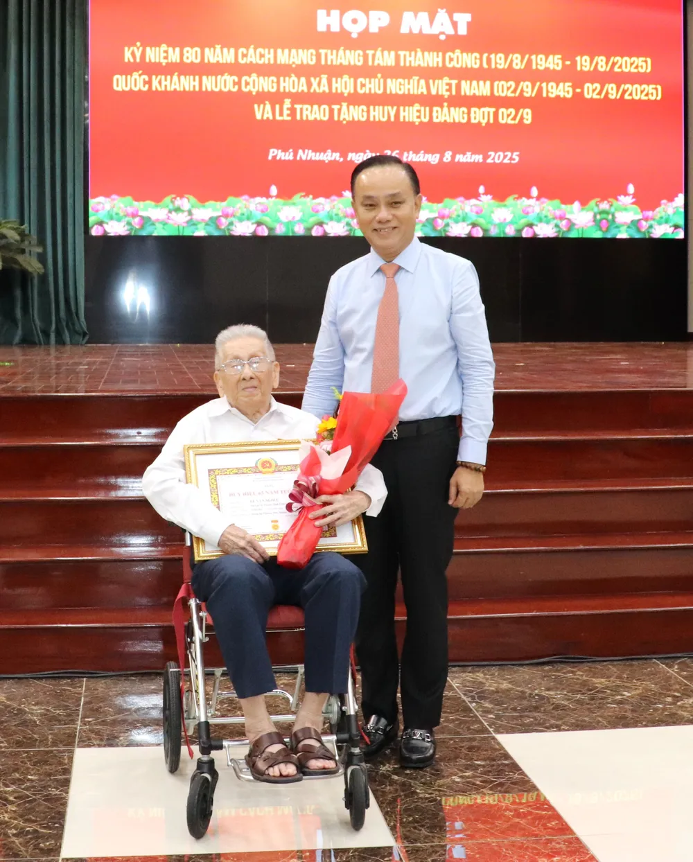 Bí thư Đảng ủy phường Phú Nhuận Nguyễn Đông Tùng trao Huy hiệu 65 năm tuổi Đảng đến đảng viên IMG_4134.JPG