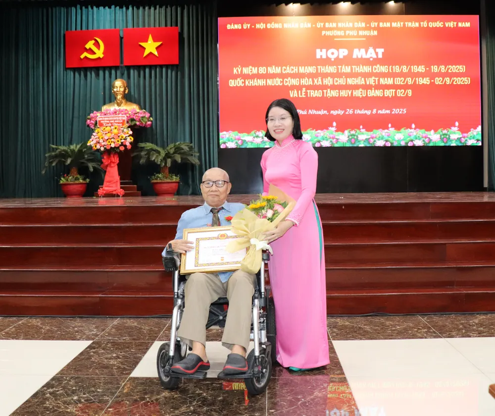 Đồng chí Trần Thị Mai Lý, Phó Bí thư Thường trực Đảng ủy phường Phú Nhuận trao Huy hiệu 65 năm tuổi Đảng đến đảng viên IMG_4140.JPG