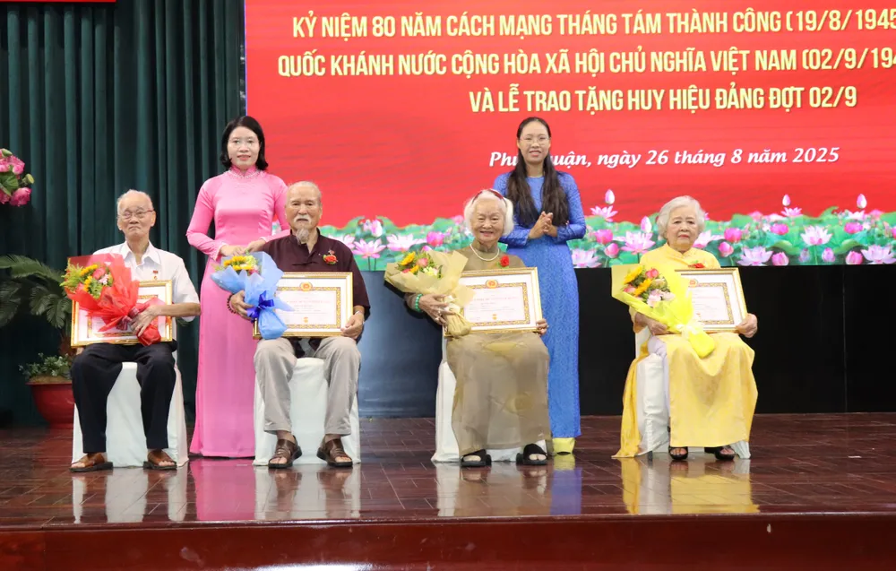 Niềm vui của các đảng viên nhận Huy hiệu Đảng đợt 2-9 IMG_4148.JPG