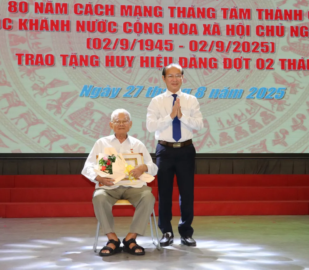 Chủ nhiệm Ủy ban Kiểm tra Thành ủy TPHCM Võ Văn Dũng trao Huy hiệu 70 năm tuổi Đảng đến đồng chí Lâm Hữu Văn IMG_4165.JPG