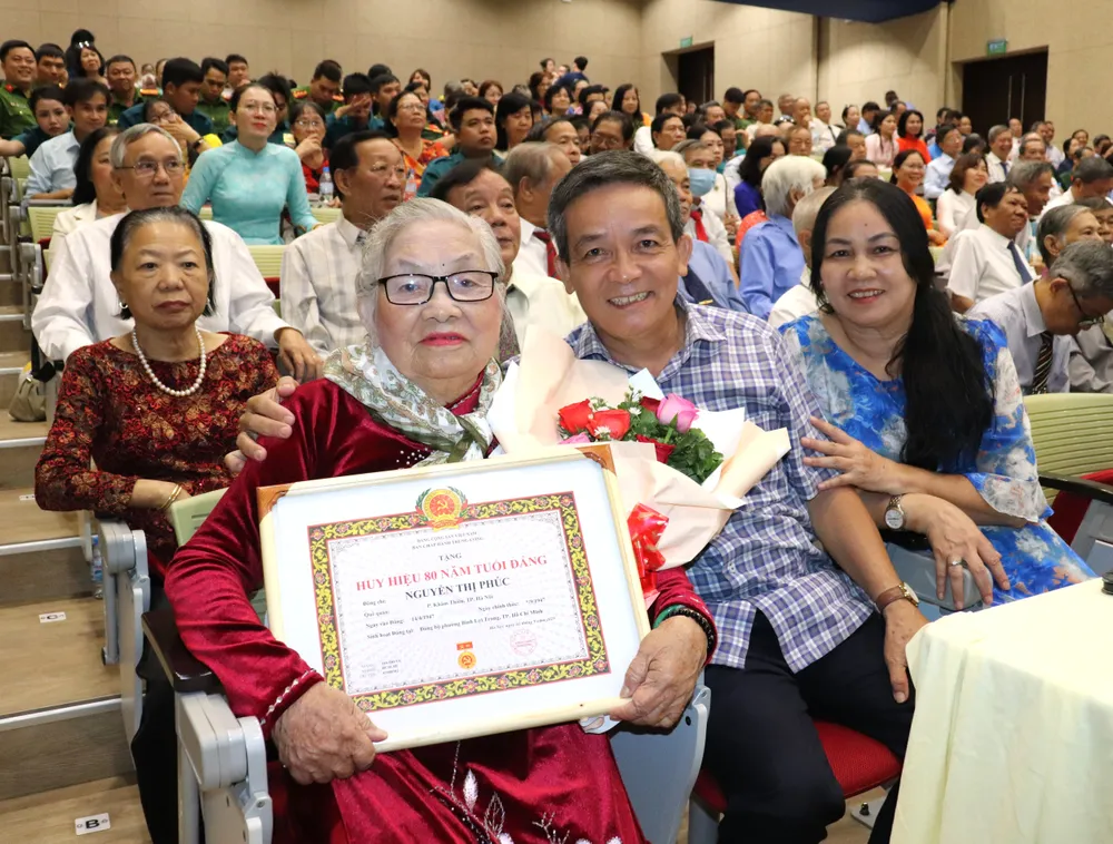 Đồng chí Nguyễn Thị Phúc trong niềm vui nhận Huy hiệu 80 năm tuổi Đảng IMG_4168.JPG