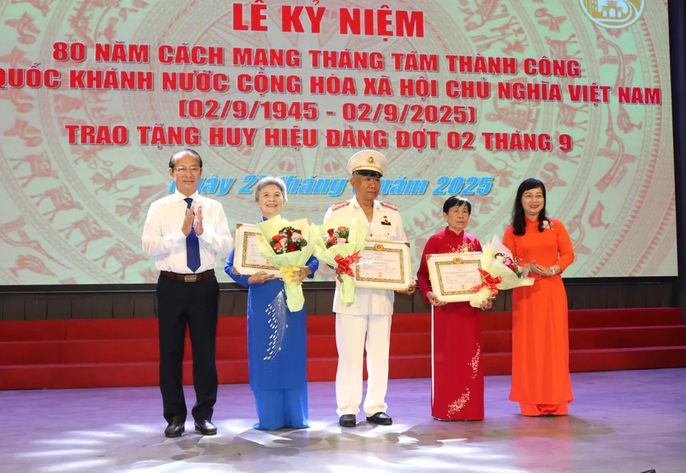 Chủ nhiệm Ủy ban Kiểm tra Thành ủy TPHCM Võ Văn Dũng trao Huy hiệu Đảng đến các đảng viên IMG_4185.JPG