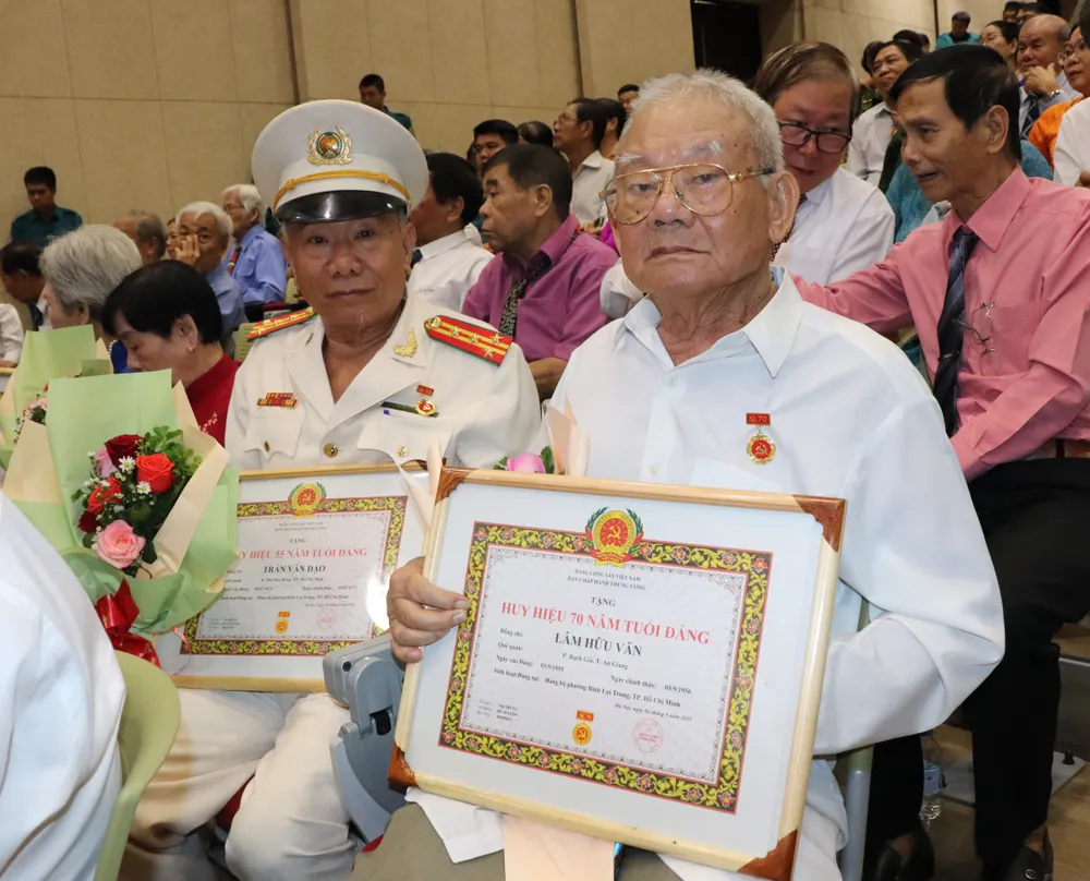 Các đảng viên cao tuổi Đảng trên địa bàn phường Bình Lợi Trung nhận Huy hiệu Đảng đợt 2-9 IMG_4187.JPG