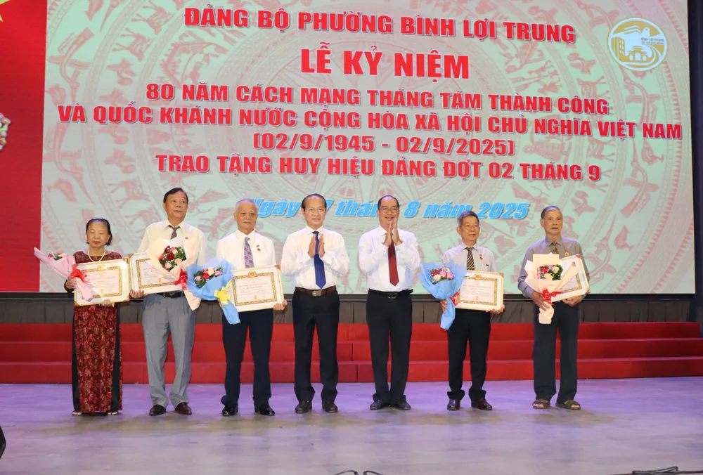 Chủ nhiệm Ủy ban Kiểm tra Thành ủy TPHCM Võ Văn Dũng trao Huy hiệu Đảng đến các đảng viên IMG_4191.JPG