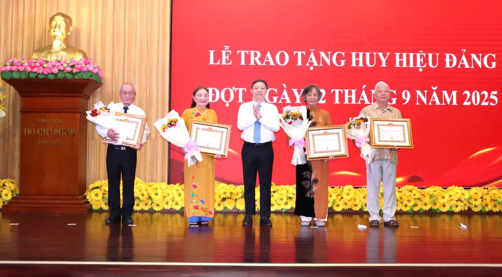 Trưởng Ban Tuyên giáo và Dân vận Thành ủy TPHCM Dương Anh Đức trao Huy hiệu 60 năm tuổi Đảng đến đảng viên IMG_4211.JPG