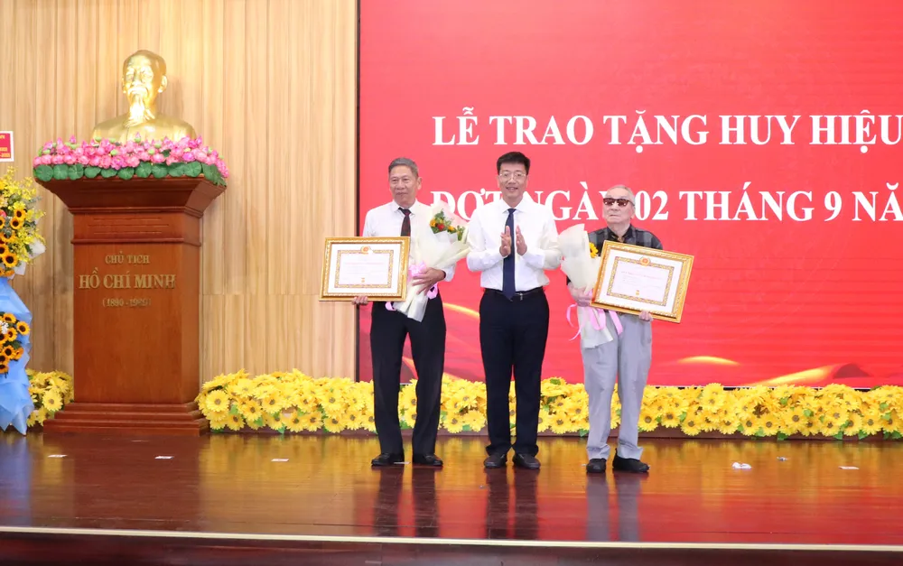 Bí thư Đảng ủy phường Chánh Hưng Trần Thanh Tùng trao Huy hiệu 55 năm tuổi Đảng đến đảng viên IMG_4226.JPG