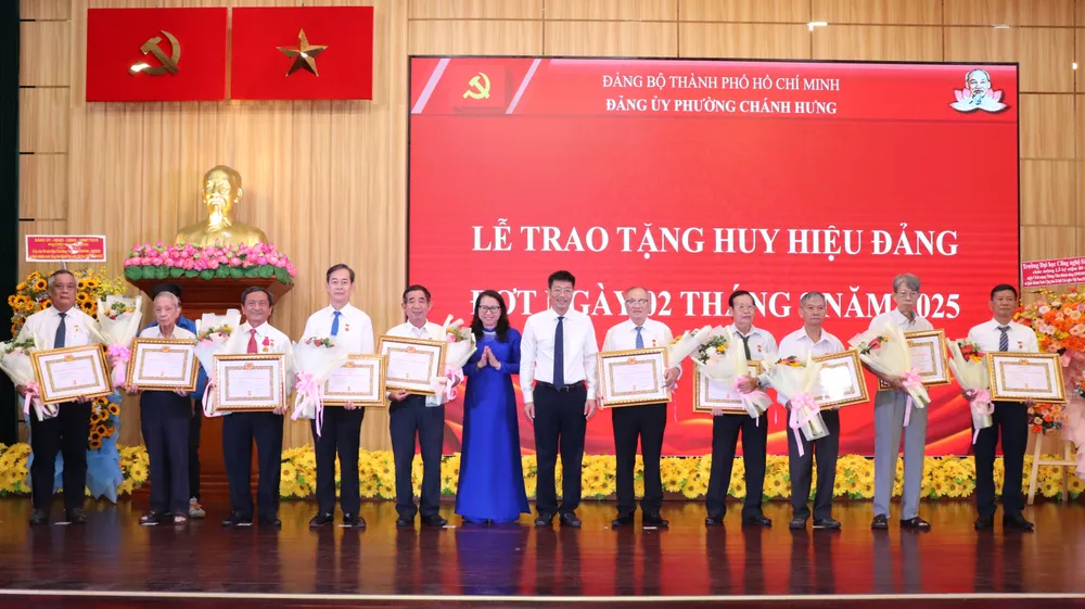 Đảng viên phường Chánh Hưng nhận Huy hiệu 55 năm tuổi Đảng IMG_4228.JPG