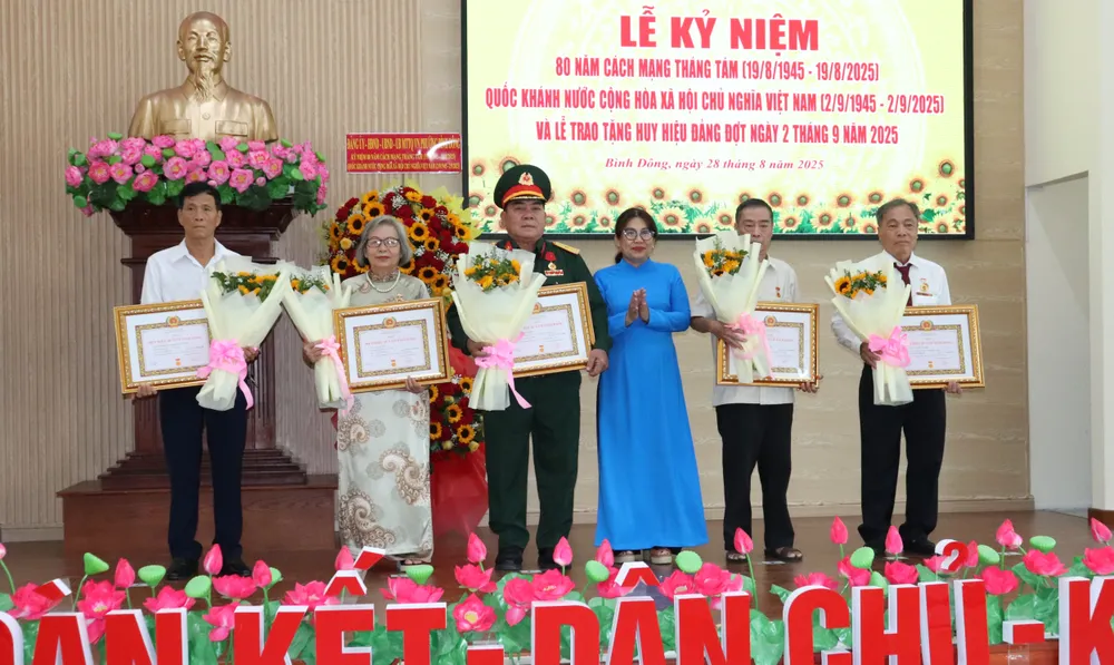 Đảng viên phường Bình Đông nhận Huy hiệu Đảng đợt 2-9 IMG_4232.JPG