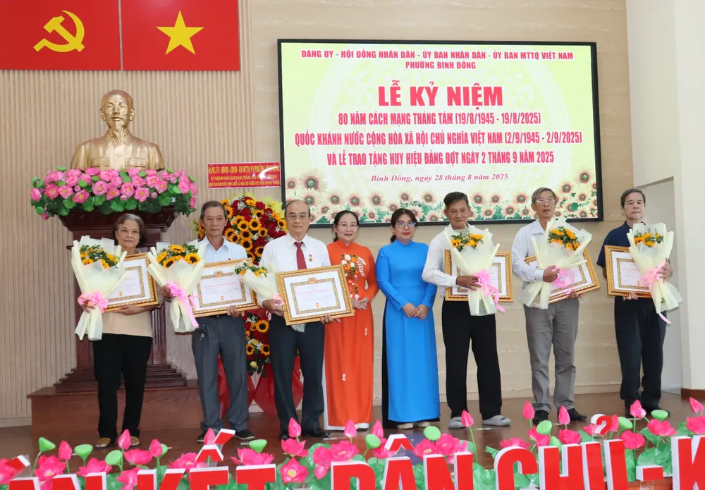 Đảng viên phường Bình Đông nhận Huy hiệu Đảng đợt 2-9 IMG_4235.JPG