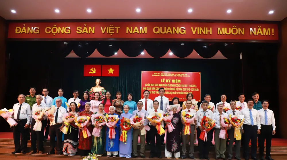 Các đảng viên phường Khánh Hội nhận Huy hiệu Đảng đợt 2-9 KH 1.jpg