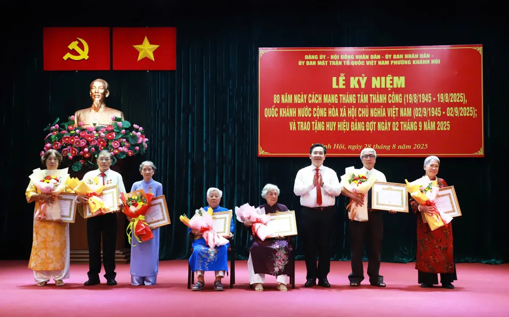Bí thư Đảng ủy phường Khánh Hội Lý Tấn Hòa trao Huy hiệu Đảng đến các đảng viên KH 3.jpg
