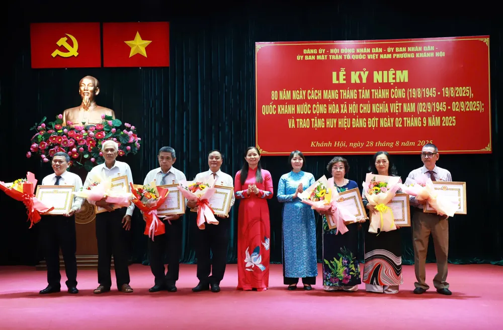 Đảng viên phường Khánh Hội nhận Huy hiệu Đảng đợt 2-9 KH 4.jpg