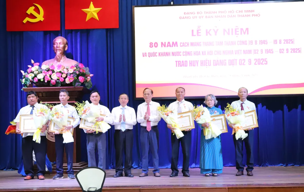 Các đảng viên thuộc Đảng bộ UBND TPHCM nhận Huy hiệu Đảng đợt 2-9 IMG_4242.JPG