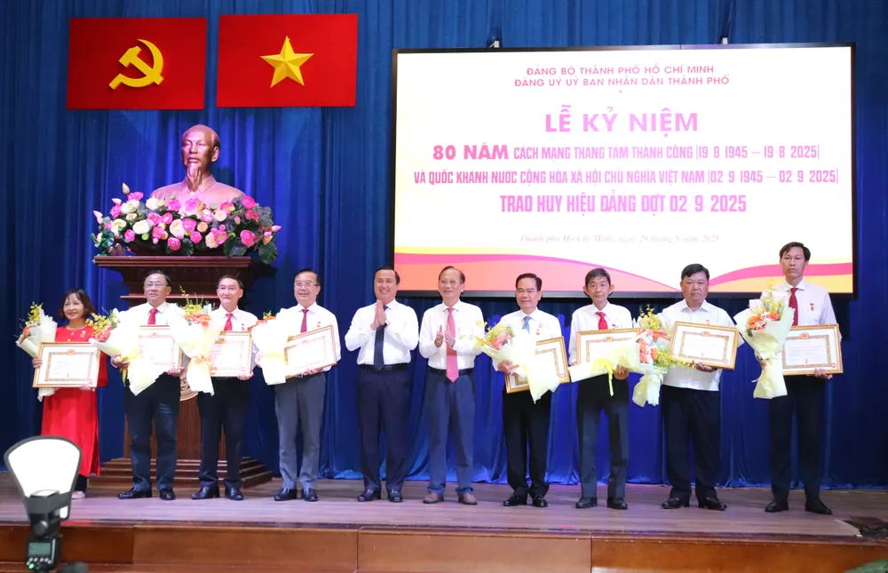 Đồng chí Lê Hoàng Hải và đồng chí Trần Văn Nam chúc mừng các đảng viên thuộc Đảng bộ UBND TPHCM nhận Huy hiệu Đảng đợt 2-9 IMG_4246.JPG